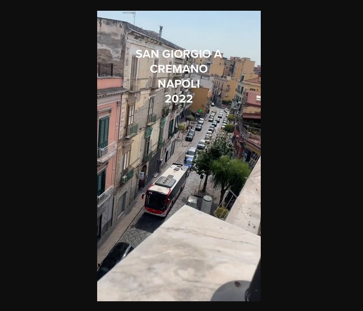 Napoli,San Giorgio a Cremano. Un camion blocca una strada provocando traffico VIDEO