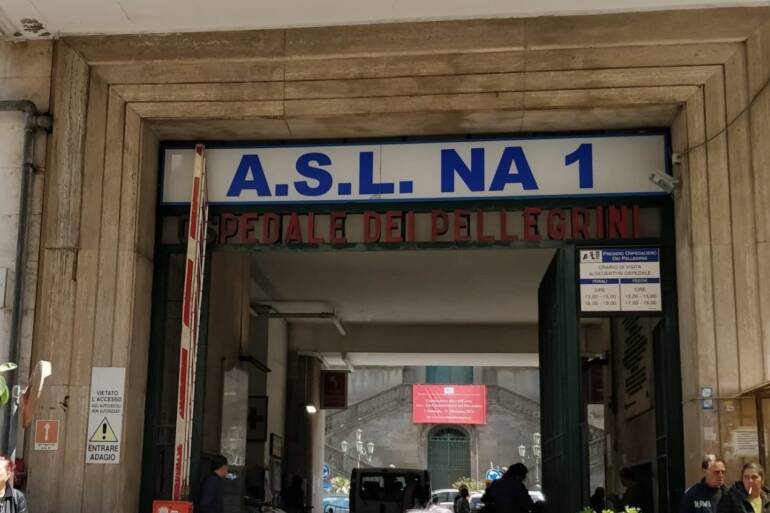 Napoli, reagisce alla rapina e lo accoltellano