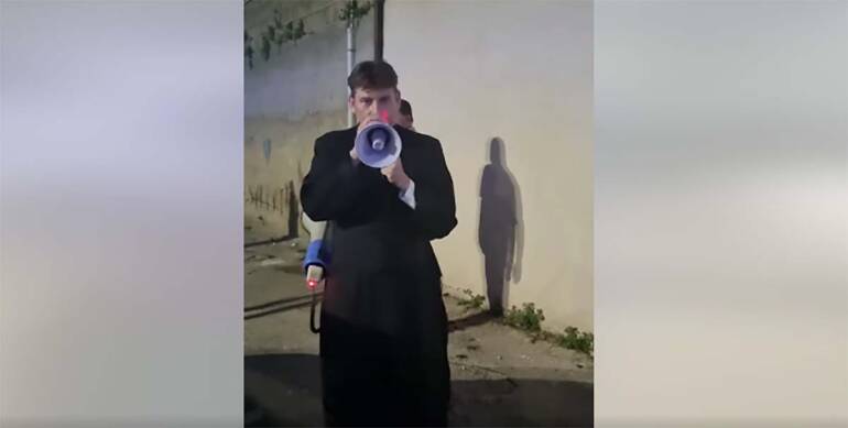Pianura si ribella alla camorra con le parole di Don Coluccia: va col megafono fuori una piazza di spaccio e sotto casa di un elemento di spicco della camorra. IL VIDEO