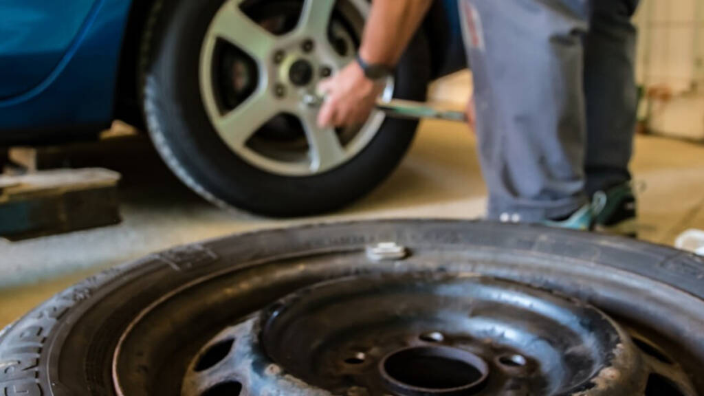 Napoli, sorpresi a rubare pneumatici dalle auto in sosta