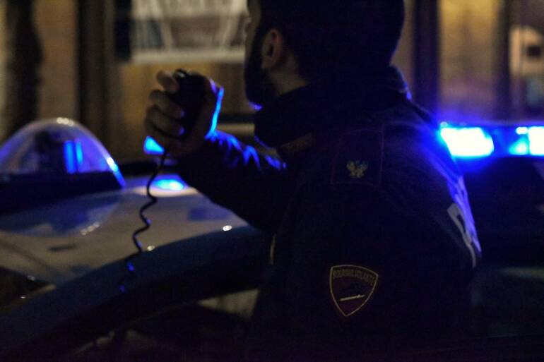 Napoli, ladro entra nell’auto del poliziotto e poi lo aggredisce: arrestato