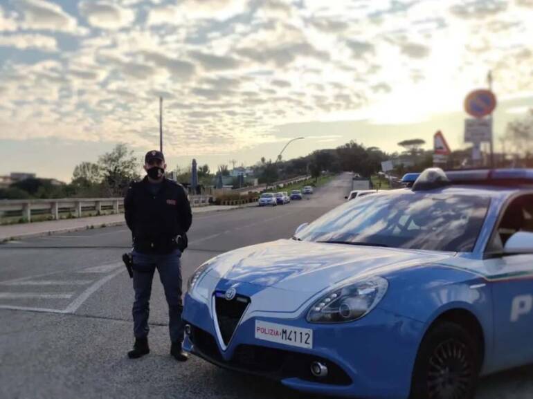 Napoli, sorpresi a rubare a Posillipo due georgiani aggrediscono gli agenti: arrestati