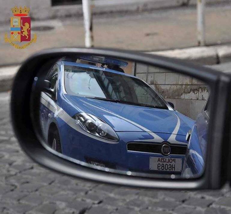 Acerra, tenta truffa dello specchietto poi sperona auto della polizia, lascia la moglie e i figli in auto e fugge