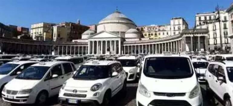 A Napoli protesta tassisti: “L’amministrazione comunale ci dia maggiore ascolto”