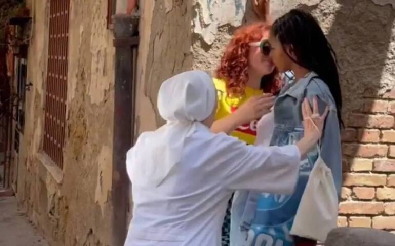 La suora e le ragazze di Mare fuori. Arcigay Napoli: “Fa tenerezza è di un’altra epoca”. VIDEO