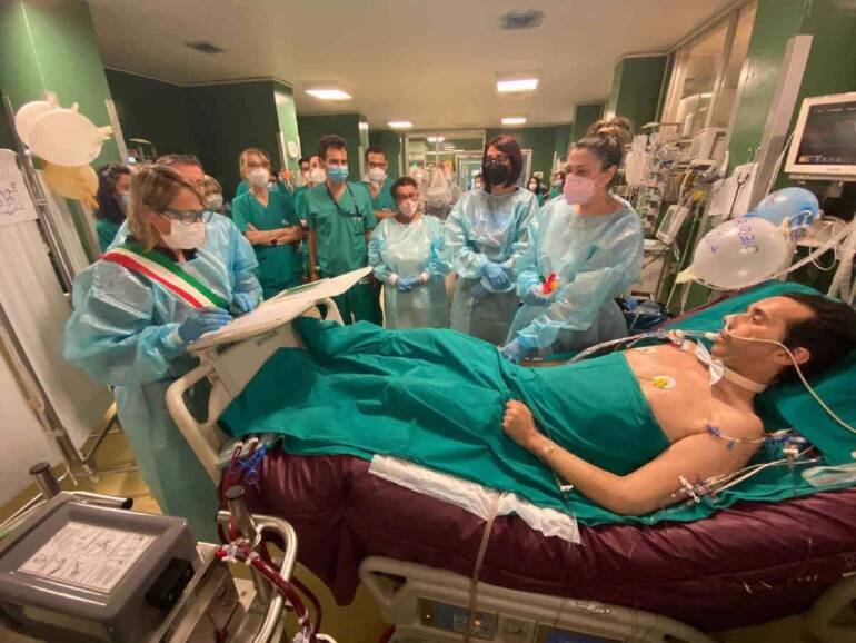 Napoletano dona il cuore a uomo in fin di vita mentre si sposa in ospedale