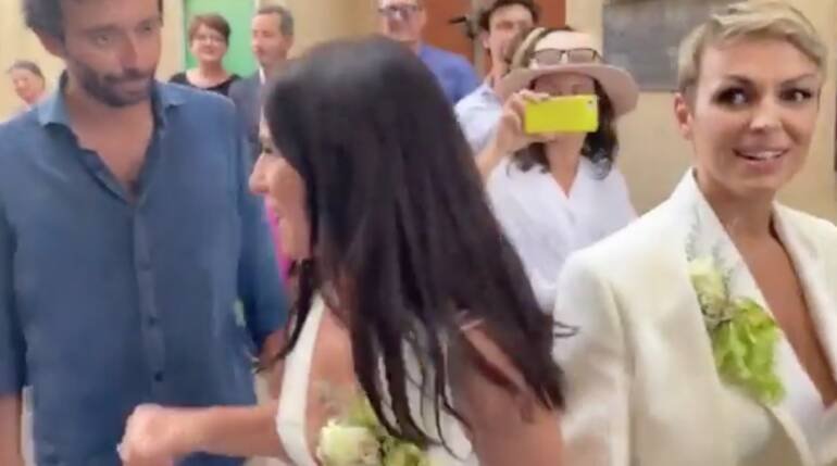 La gaffe di Paola Turci e Francesca Pascale: sbagliano strada all’uscita del matrimonio