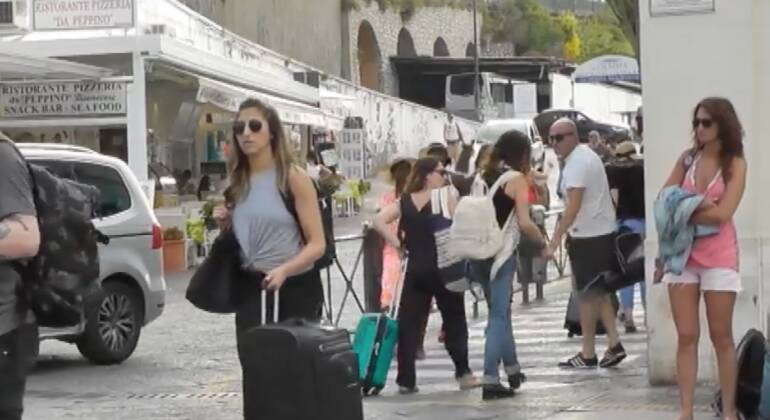 Covid in Italia, in calo i nuovi casi ma ancora troppi ricoveri