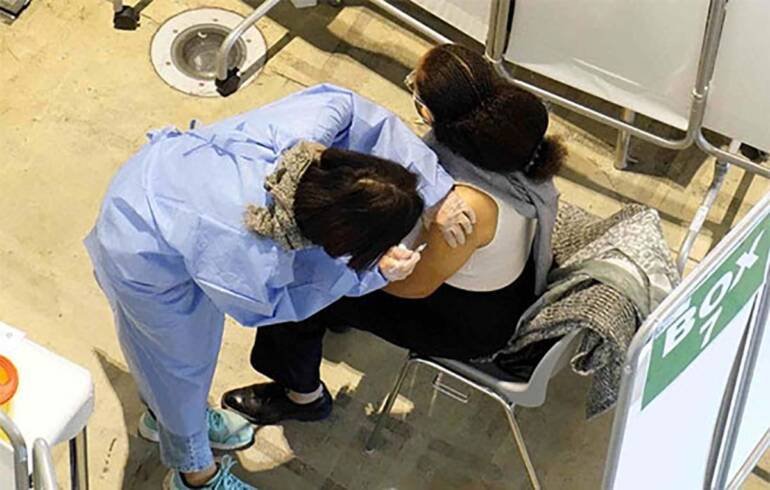 Vaccino, danni dopo Moderna: indennizzo da 130mila euro a ragazzo di 16 anni