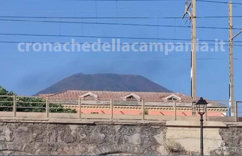 Nube nera dal Vesuvio, ma era un effetto ottico di un incendio. LA FOTO VIRALE