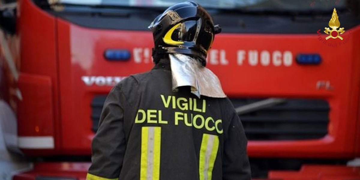 Incendio distrugge bar a Castellammare, autorità cercano responsabili