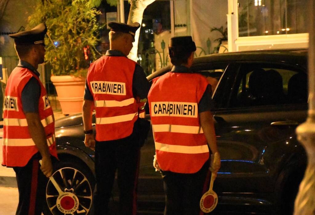 Cenone e camere scadenti: 200 turisti scatenati a Forio. Arrivano i carabinieri