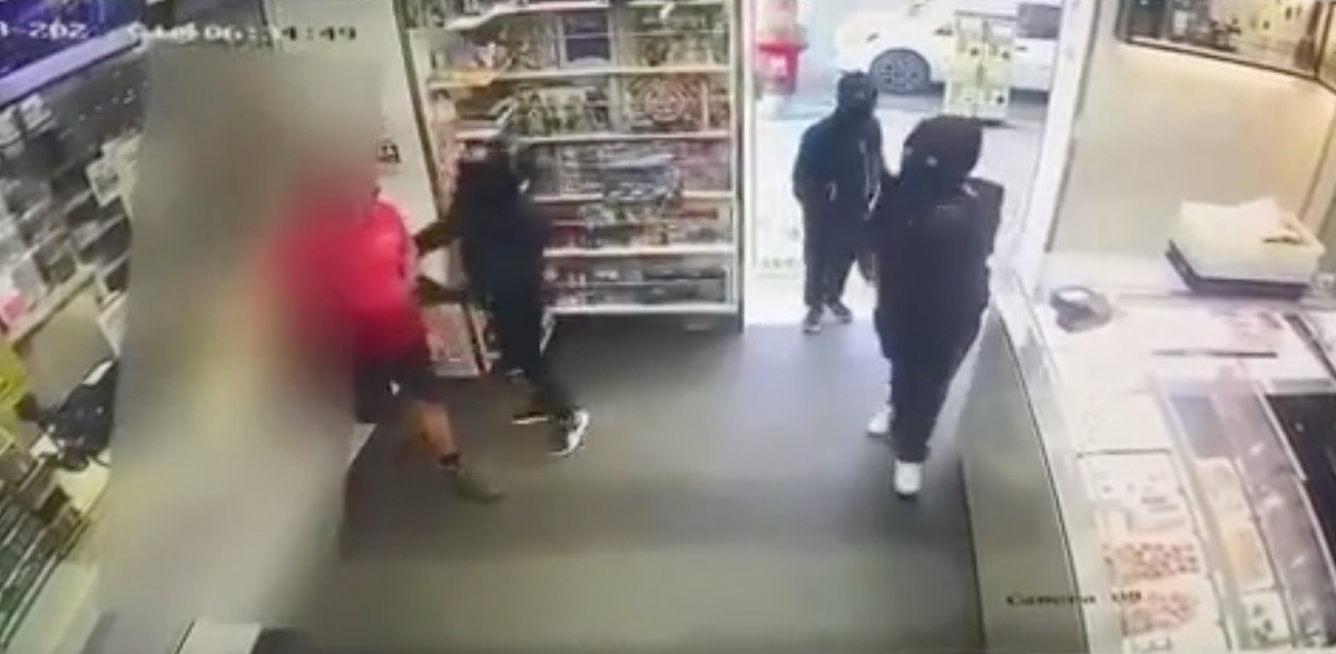 Rapina a Barra, tre banditi armati assaltano bar tabacchi. VIDEO