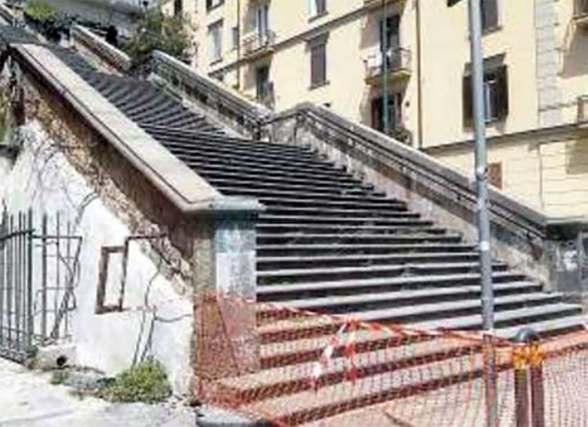 Napoli, rischio crollo: chiuse le storiche scale del Petraio