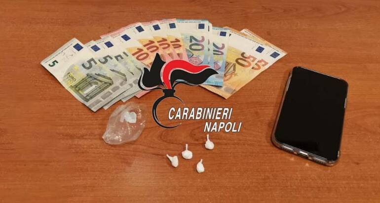 Napoli, 2 pusher arrestati in strada all’Arenella