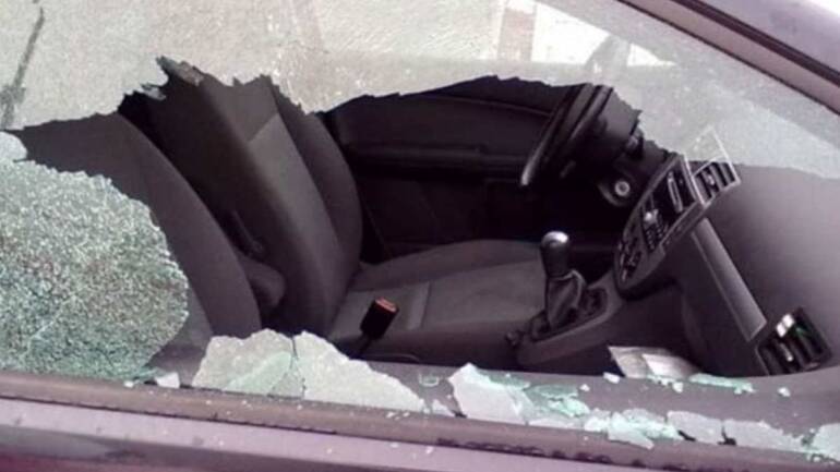 Aversa, coppietta rapinata in auto: ragazzina ferita col calcio della pistola