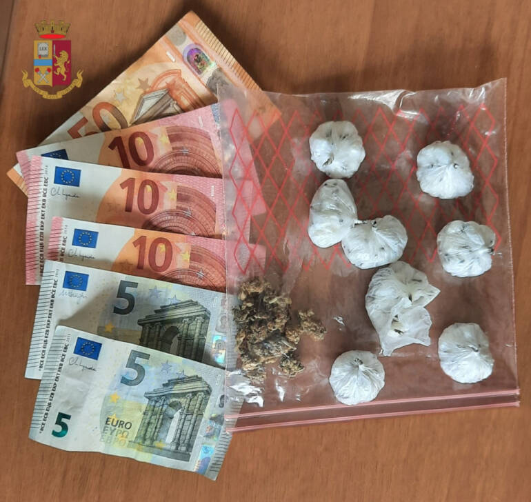 Barra, scoperto con 305 dosi di cocaina in casa: arrestato