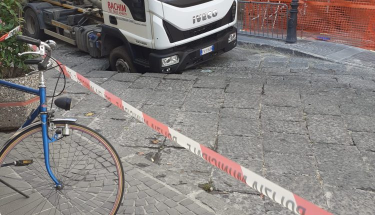 Cede la strada, camion resta incastrato in pieno centro a Caserta