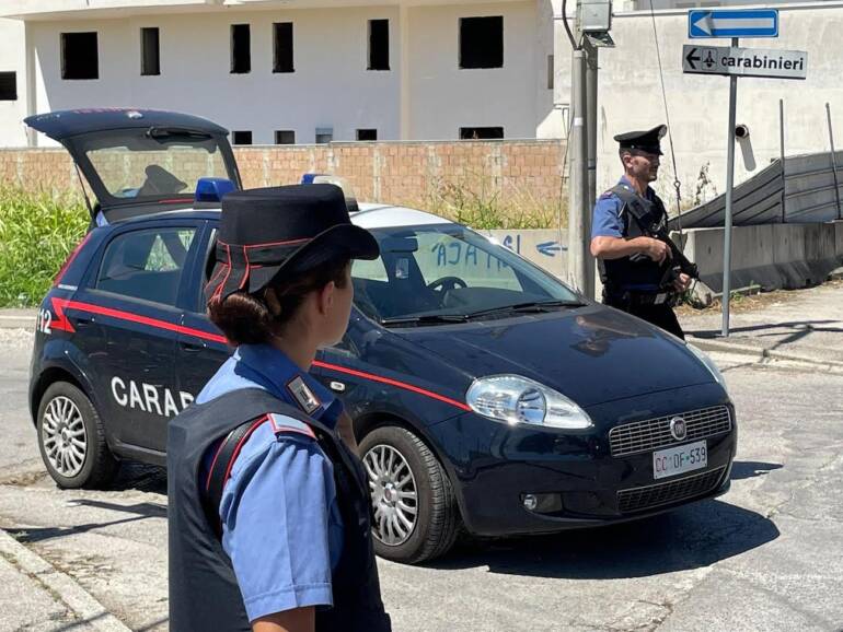 Montella, bimbo di pochi mesi intrappolato in auto: liberato dai carabinieri