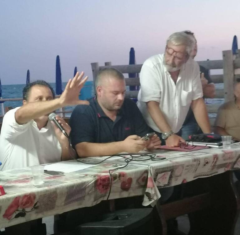 Castel Volturno, cittadini stanchi e arrabbiati: il sindaco smentito durante il confronto pubblico