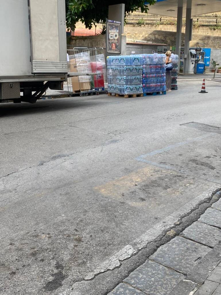 Napoli, scarico merci selvaggio al Corso Vittorio Emanuele. Scompare la fermata del bus