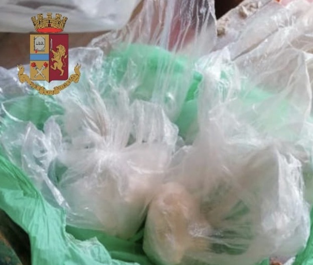 Napoli, uomo sorpreso con cento grammi di cocaina: arrestato