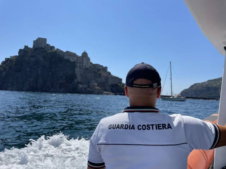 Procida: motoscafo in fiamme al largo, salvati i 12 passeggeri