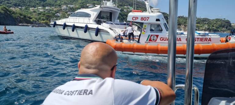 Gommone in avaria nel Golfo di Napoli, salvati 5 adulti e 2 bambini dalla Guardia Costiera