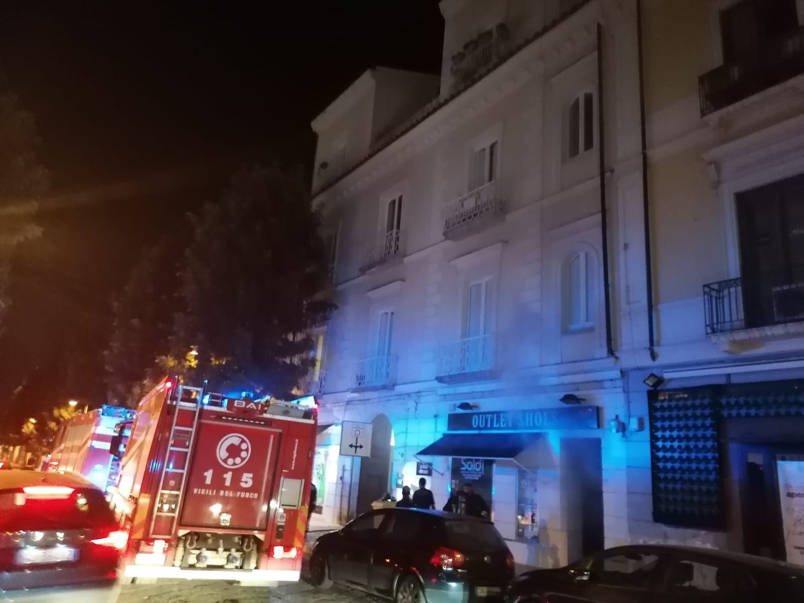 Caserta, in fiamme negozio di scarpe in corso Trieste: evacuato palazzo