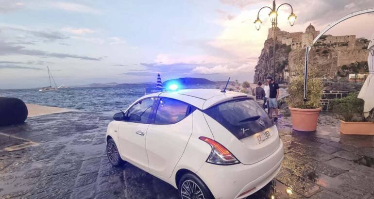 Ischia, barca a vela incagliata: la Guardia Costiera recupera 4 persone