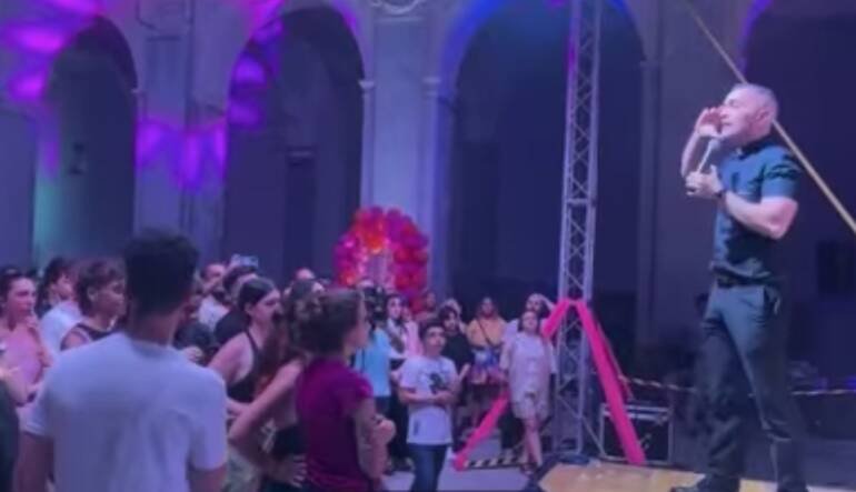 “Pronto sono il Papa”, il Pontefice chiama il prete ex dj autore del rave di Napoli