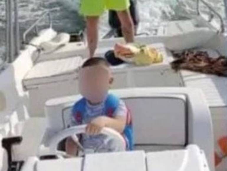 napoli bimbi motoscafo