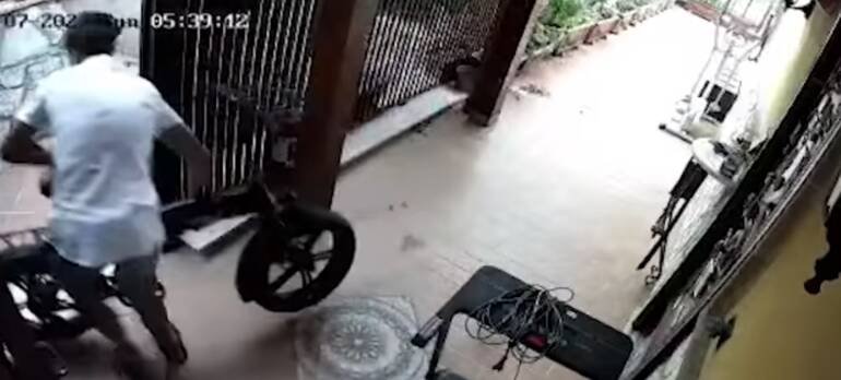 Napoli, entra in una casa ai Ponti Rossi e ruba una bici elettrica. IL VIDEO