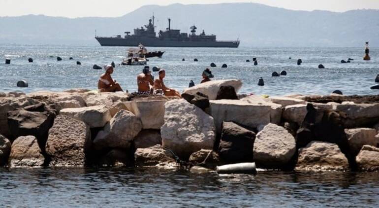 Napoli, nave greca in quarantena: negativi i due militari ricoverati