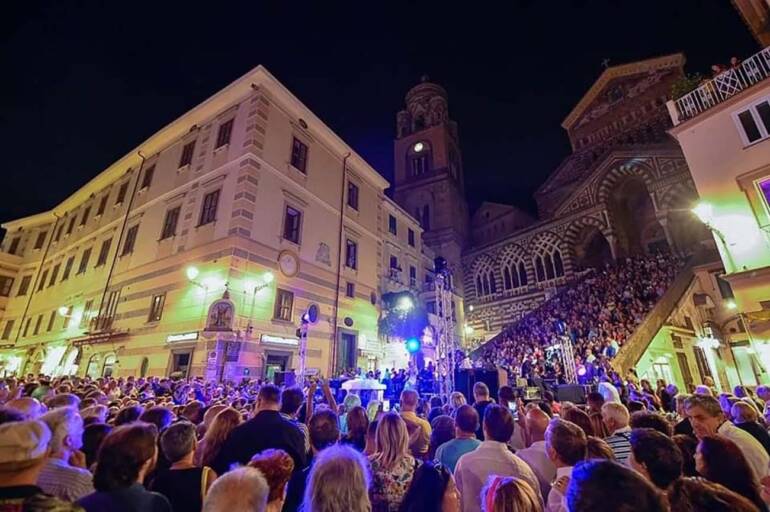 Ad Amalfi l’orchestra Napoliopera di Renzo Arbore