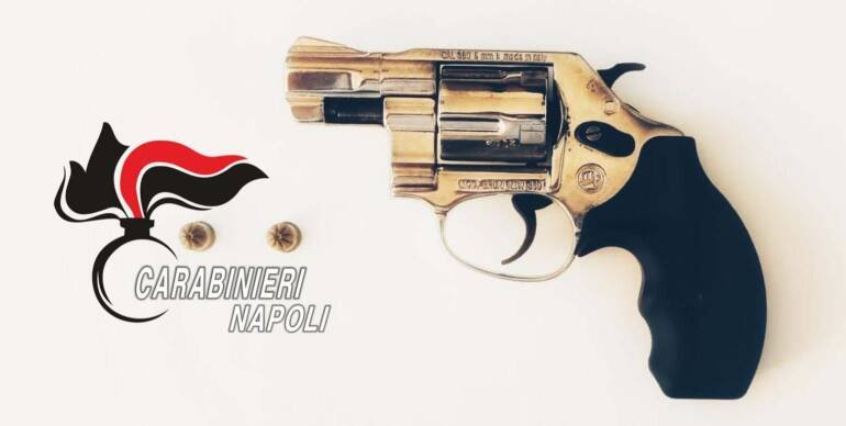 Napoli, in scooter con revolver lui e il complice