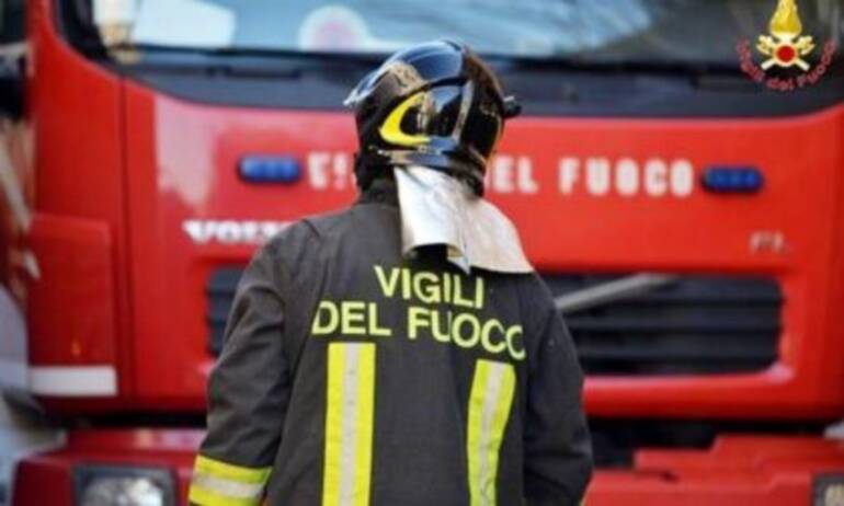 Avellino, in fiamme un autotreno carico di balle di fieno