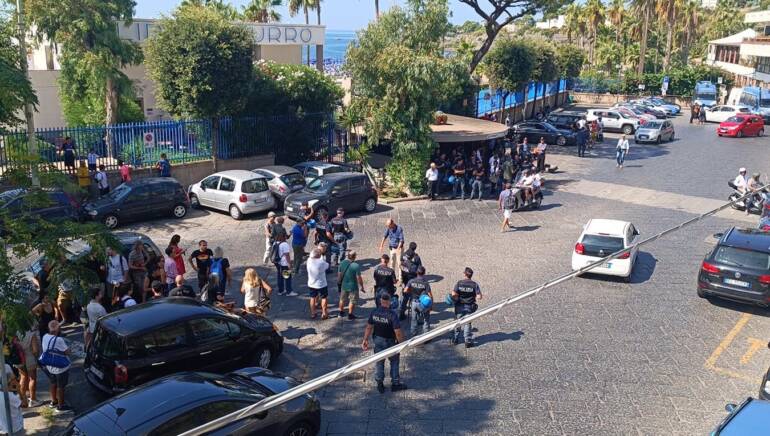 Sit-in della comunità Lgbt a Torre Annunziata e Salvini annulla l’incontro