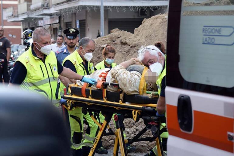 Roma, frana il tunnel della banda buco: salvato il ladro incastrato