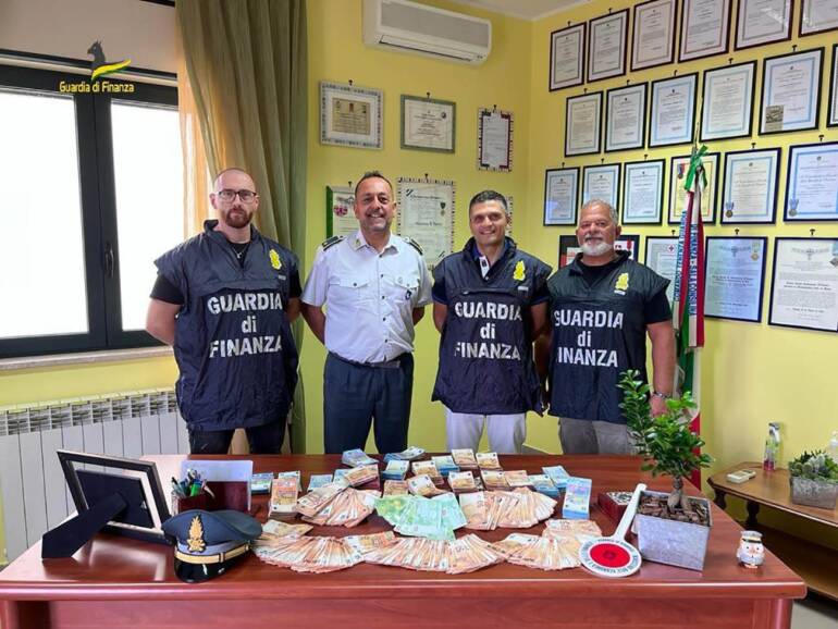 Sala Consilina, il cane della Guardia di Finanza scopre 100mila euro nascoste in doppiofondo auto