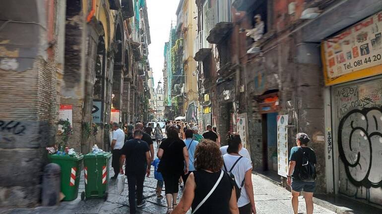 Napoli, ruba borsello a turisti: tunisino inseguito e arrestato