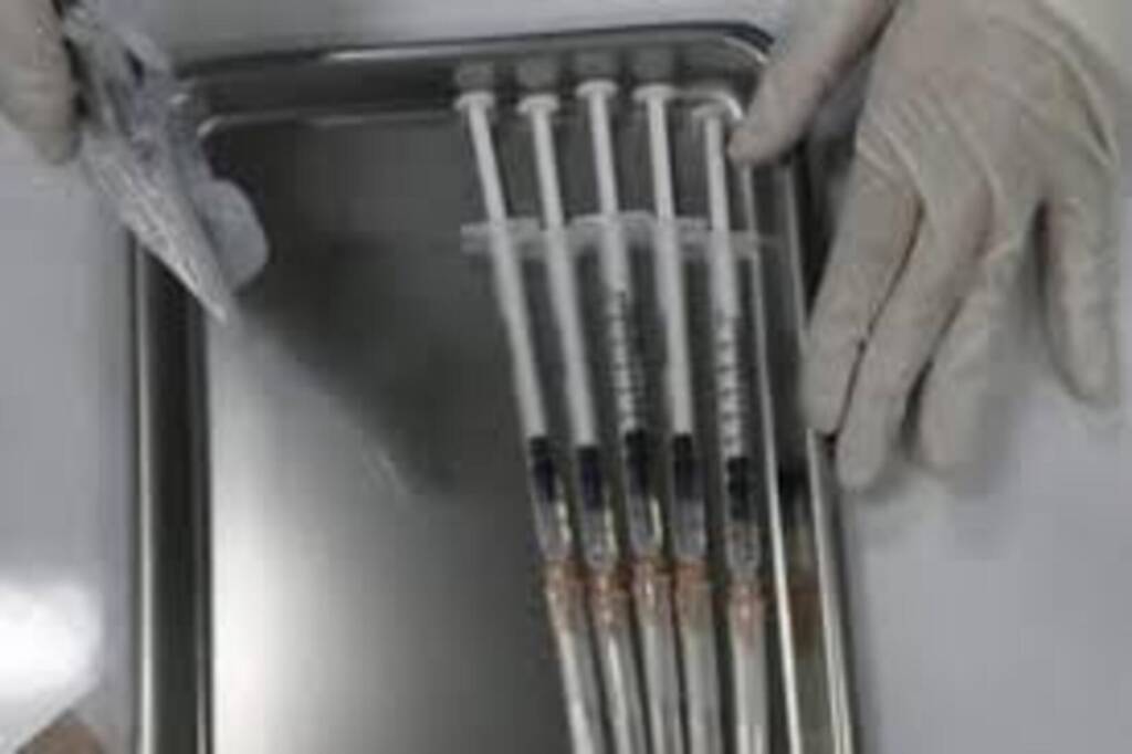 Speranza, in arrivo vaccino contro Omicron. Forse domani il via libera da EMA