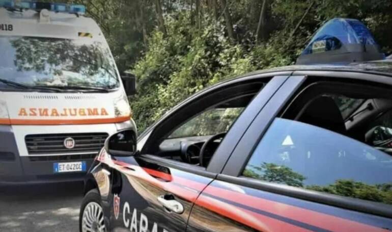 Caserta, uomo seminudo trovato morto in auto