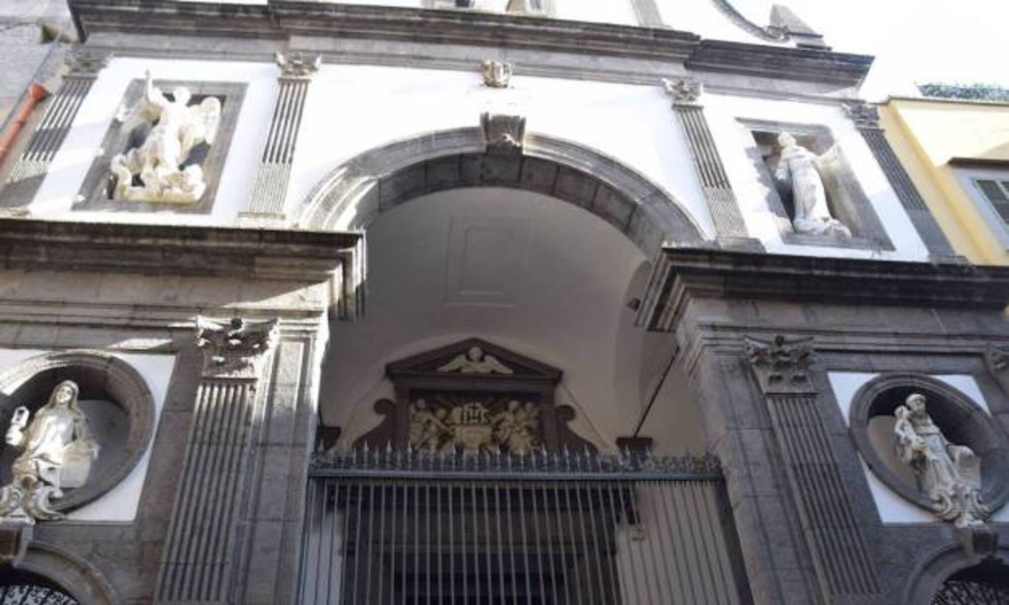 Chiesa-del-Gesù-delle-Monache-a-Porta-San-Gennaro-Napoli (1)