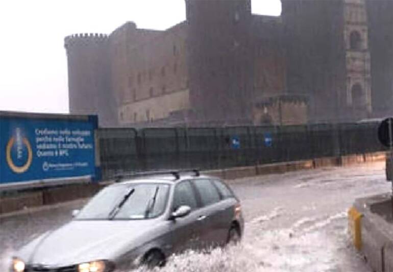 Allerta meteo, domani chiusi a Napoli parchi e spiagge pubbliche