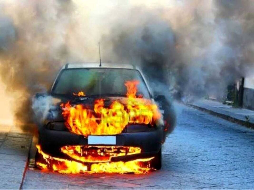 serino auto in fiamme