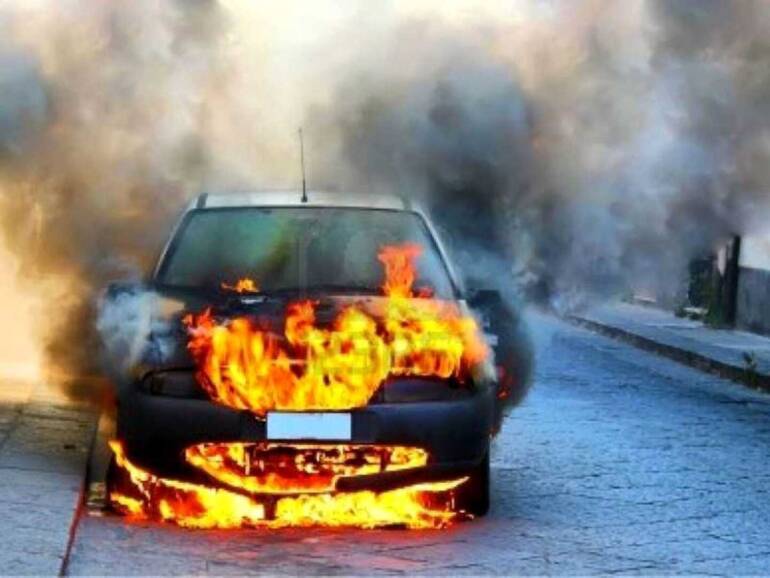 Avellino, incendiata un’auto all’alba: indagini in corso
