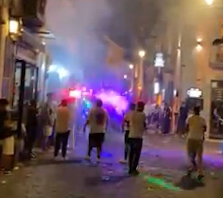 Aversa, bomba carta esplode davanti al locale: residente protesta e viene picchiato dal branco