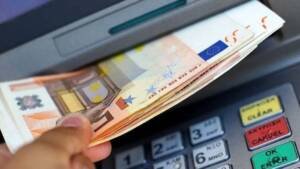 Furgone usato come ariete contro il bancomat: fallito un colpo notturno a Salerno