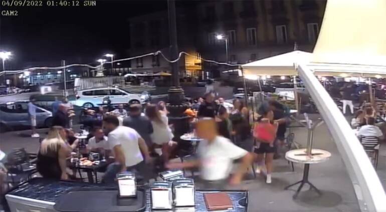 Napoli, colpi di pistola in piazza Trieste e Trento: le immagini choc